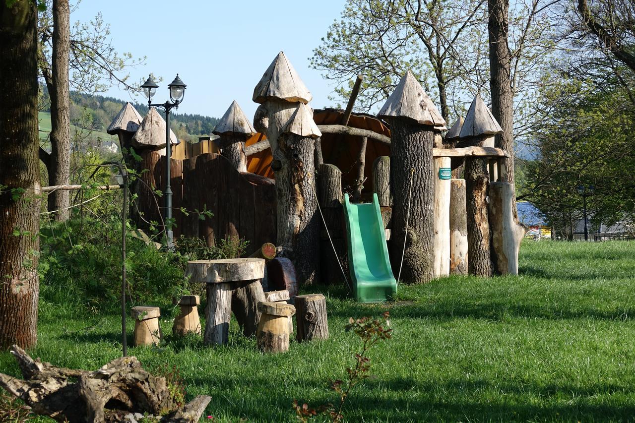 Gosciniec Dworski W Ropie - Pokoje Goscinne Ropa Exterior photo
